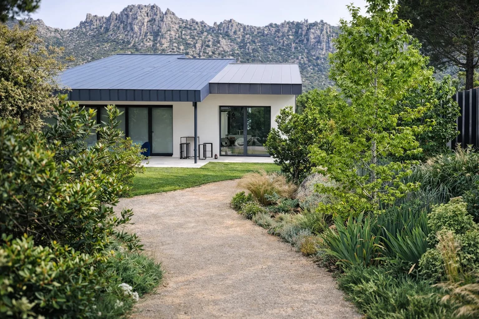 Vivienda unifamiliar con jardín paisajístico — La Cabrera
