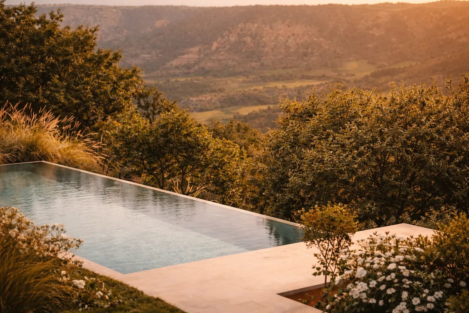 Piscina con vistas a la sierra en un proyecto de MAJAR Jardinería